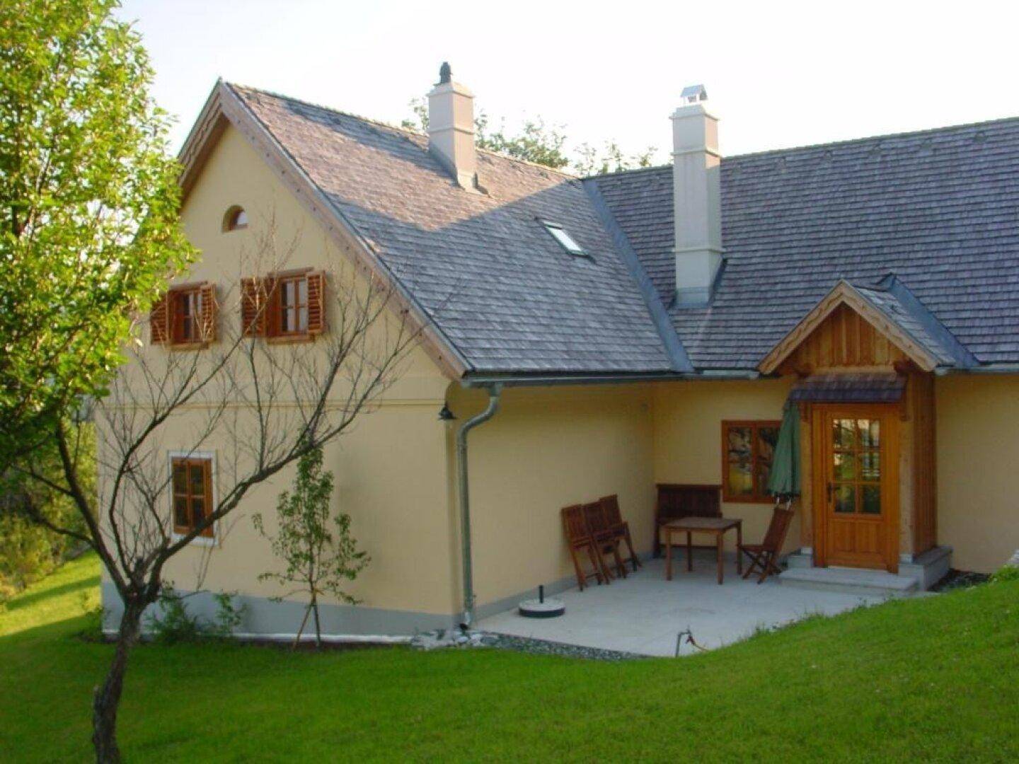 Östliche Terrasse vorm Bauernhaus