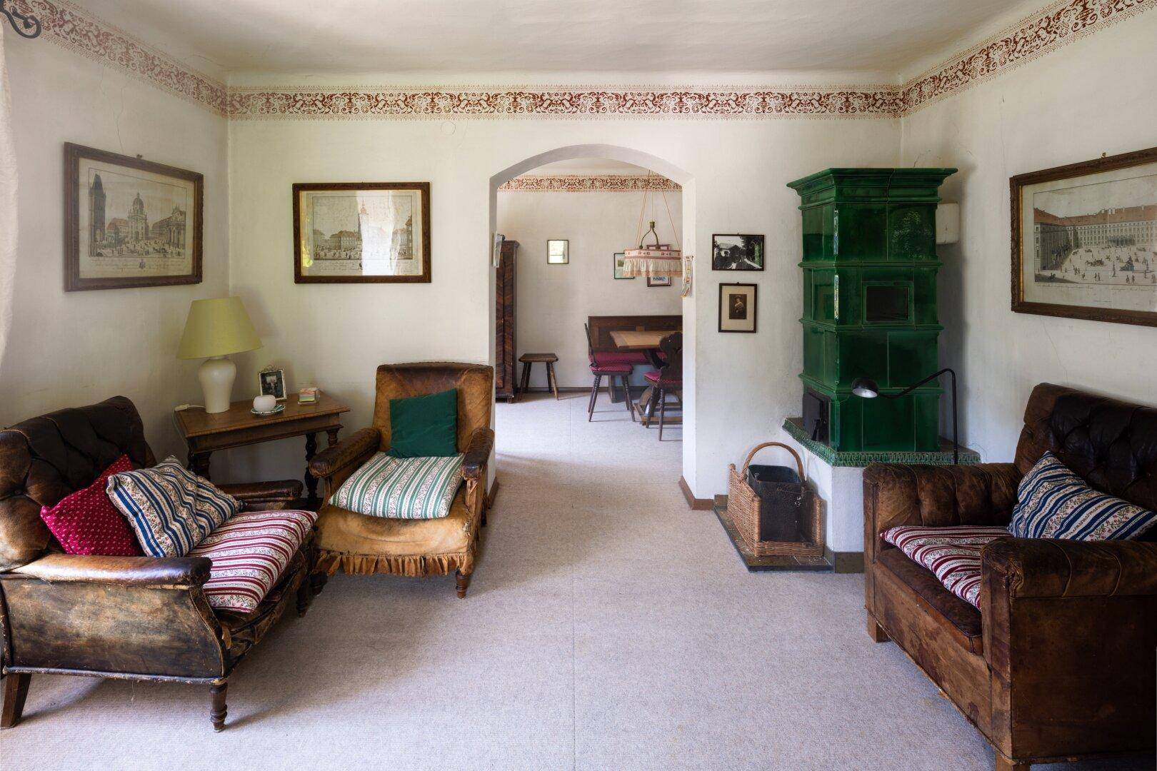 Gemütlicher Salon mit altem Kachelofen