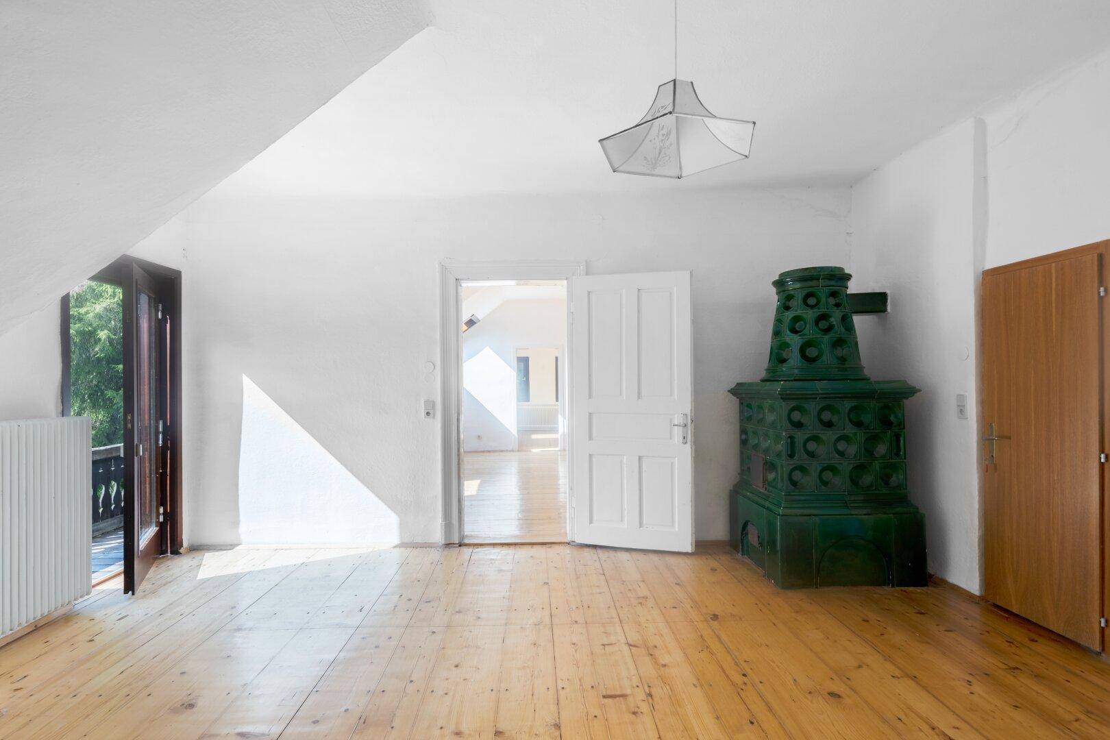 Zimmer im Obergeschoß mit Balkon
