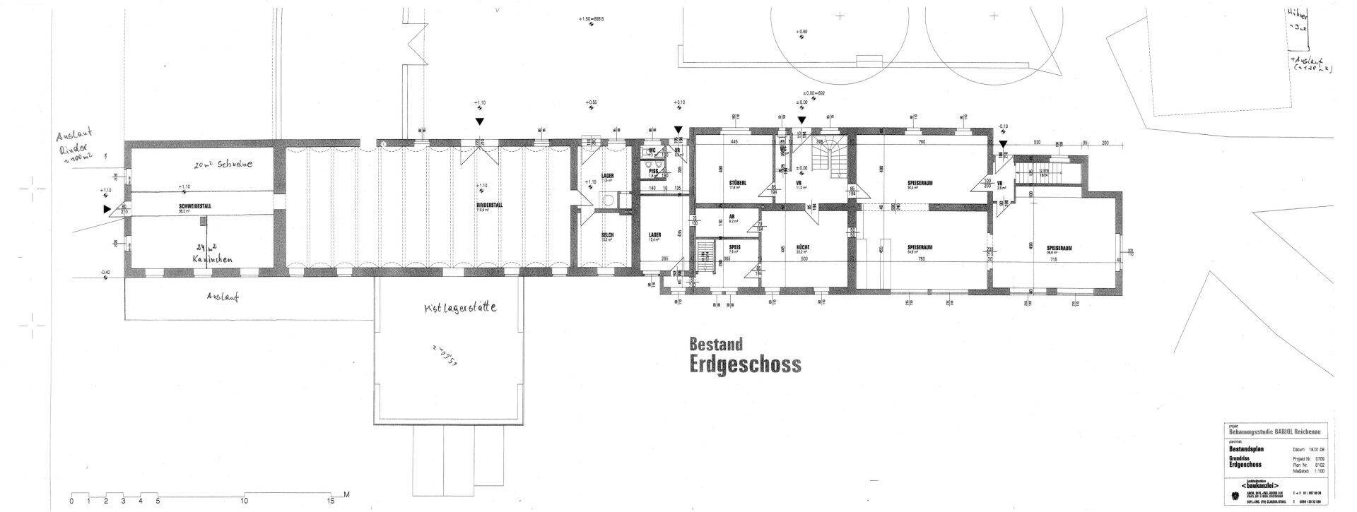 Grundriss des Erdgeschosses mit mehreren Räumen und langen Fluren.