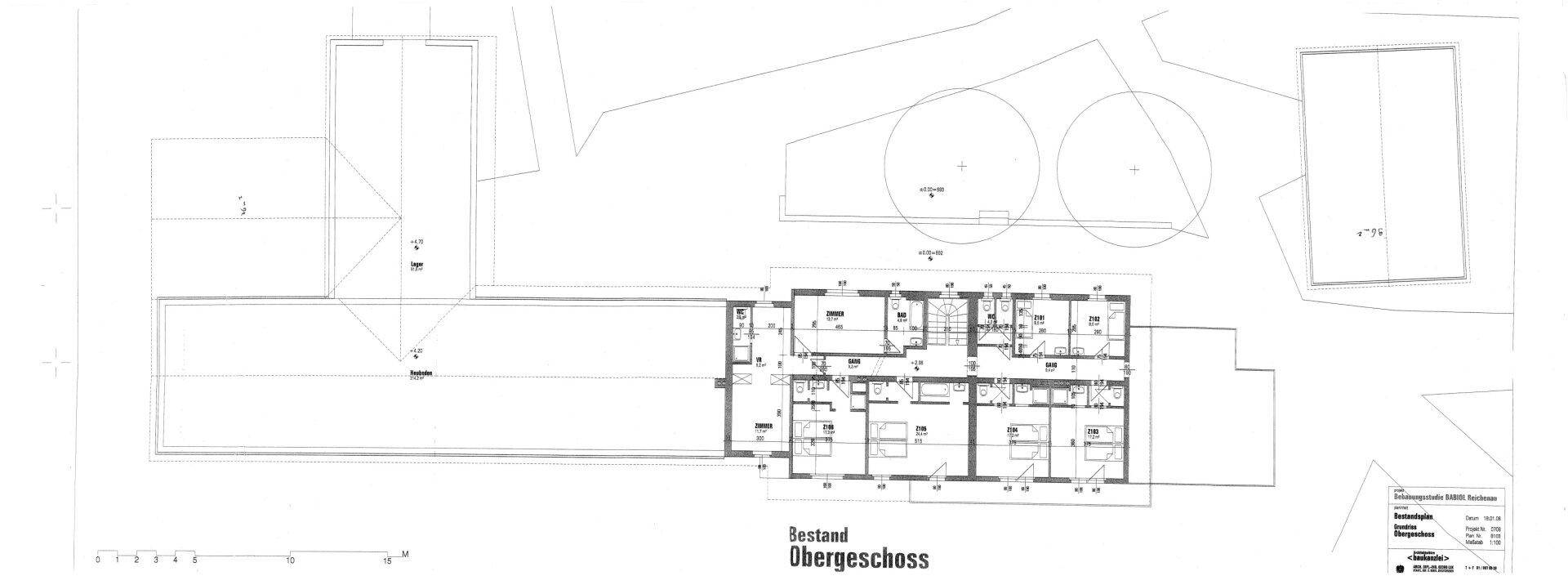 Grundriss des Obergeschosses mit Zimmern und einem langen Balkon.