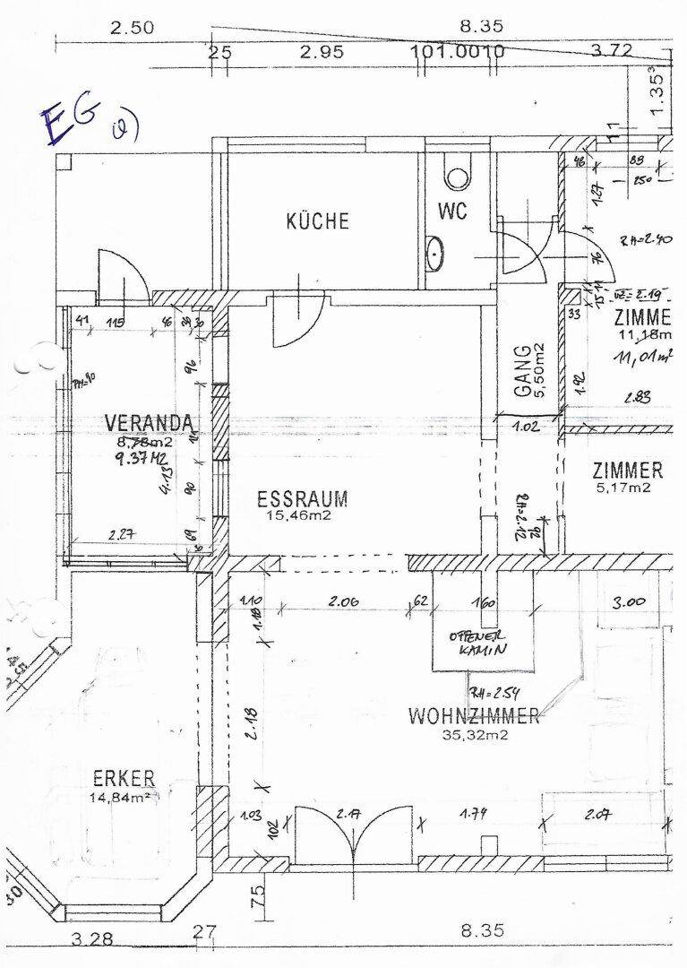 Grundriss des Erdgeschosses mit Küche, WC, Veranda, Esszimmer und Wohnzimmer mit Kamin.