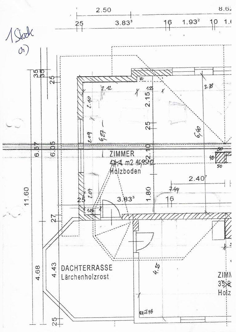 Grundriss des ersten Stocks mit Zimmern und einer großen Dachterrasse aus Lärchenholz.