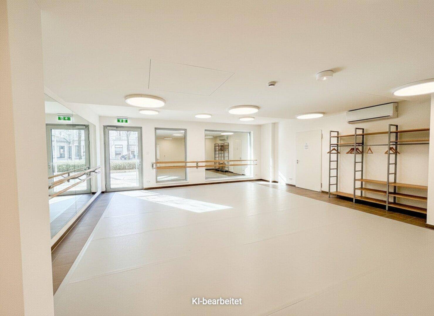 Vielseitiger Studiobereich mit Spiegelwänden, Ballettstangen und Regalen, ideal für Tanz oder Fitness, mit Klimaanlage.