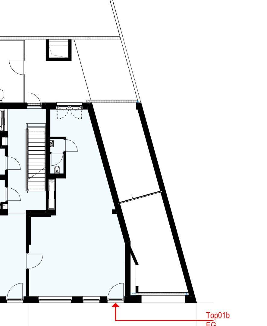 Grundriss des Erdgeschosses mit Treppenhaus und Zugang zum Gewerbebereich, zeigt die Raumaufteilung.