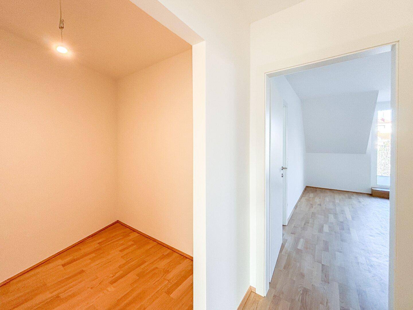 Kleiner Abstellraum mit Holzboden, ideal für zusätzlichen Stauraum oder als Speisekammer.