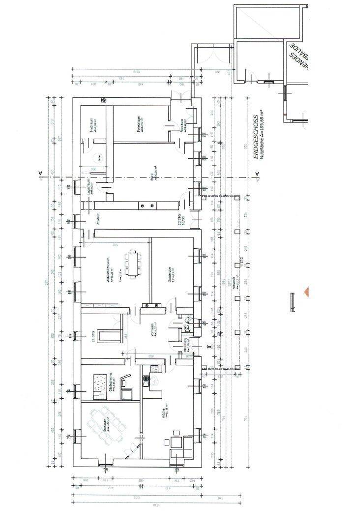 Grundriss des Erdgeschosses mit verschiedenen Räumen und Abmessungen.