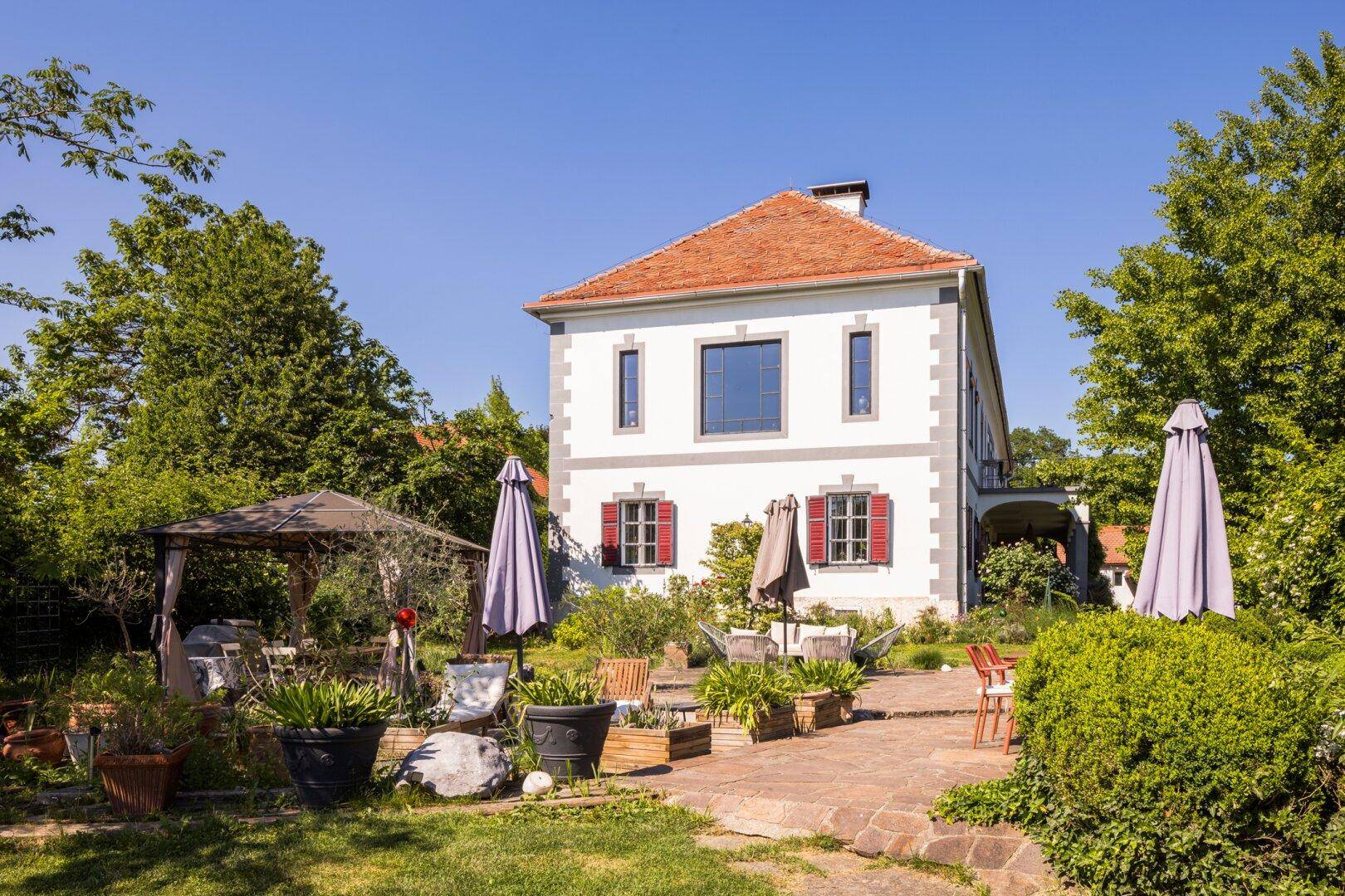 Charmante Villa mit Garten und großzügiger Terrasse, ideal für entspannte Stunden im Freien.