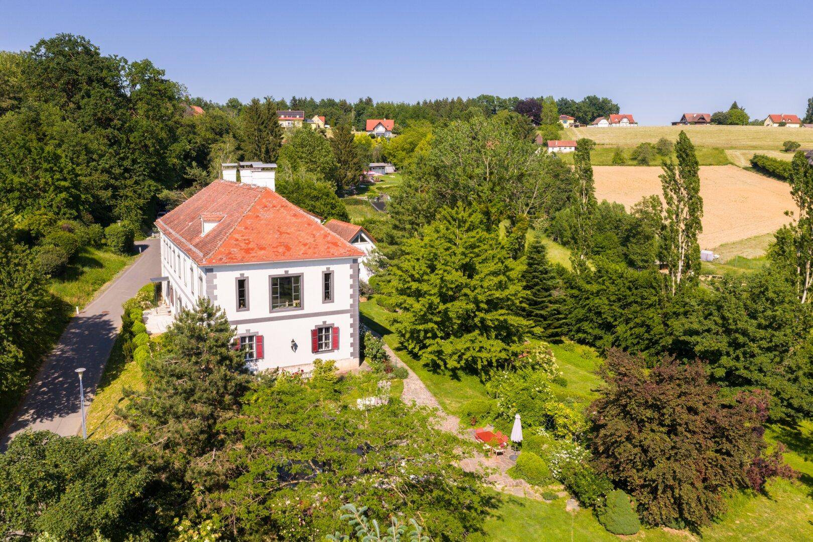 Luftaufnahme der Villa in ländlicher Umgebung, umgeben von Feldern und Wäldern.
