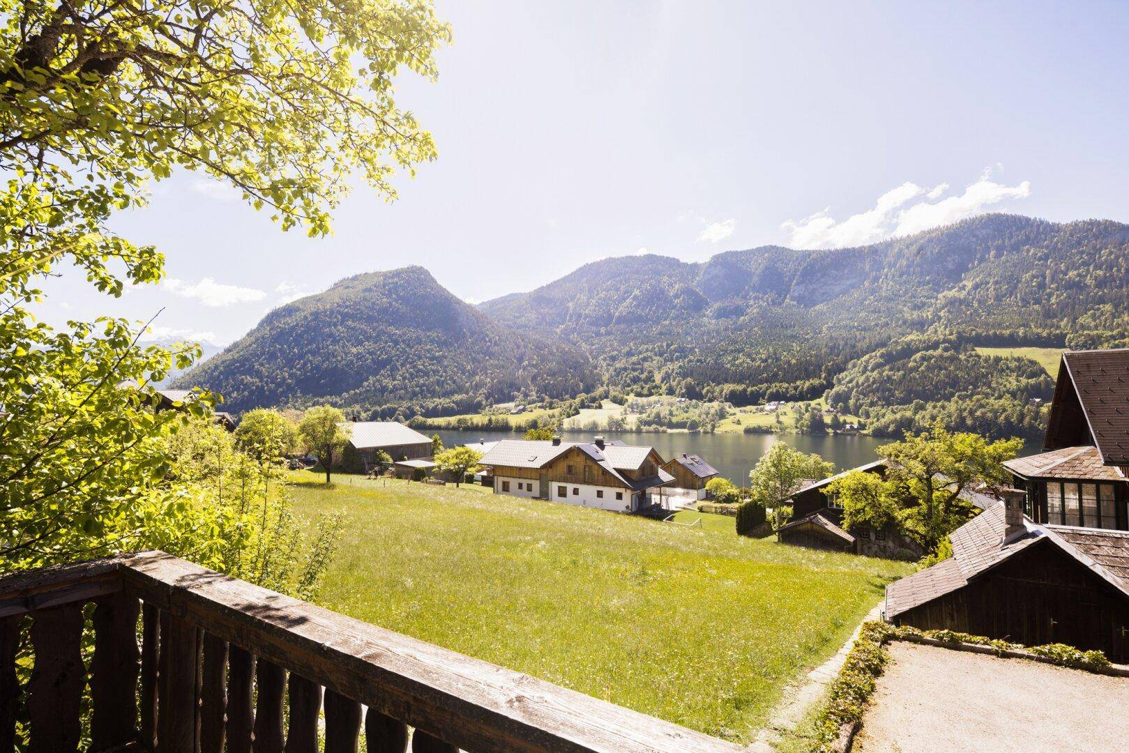 Panoramablick über den See und die umliegende Berglandschaft von einem erhöhten Standpunkt.