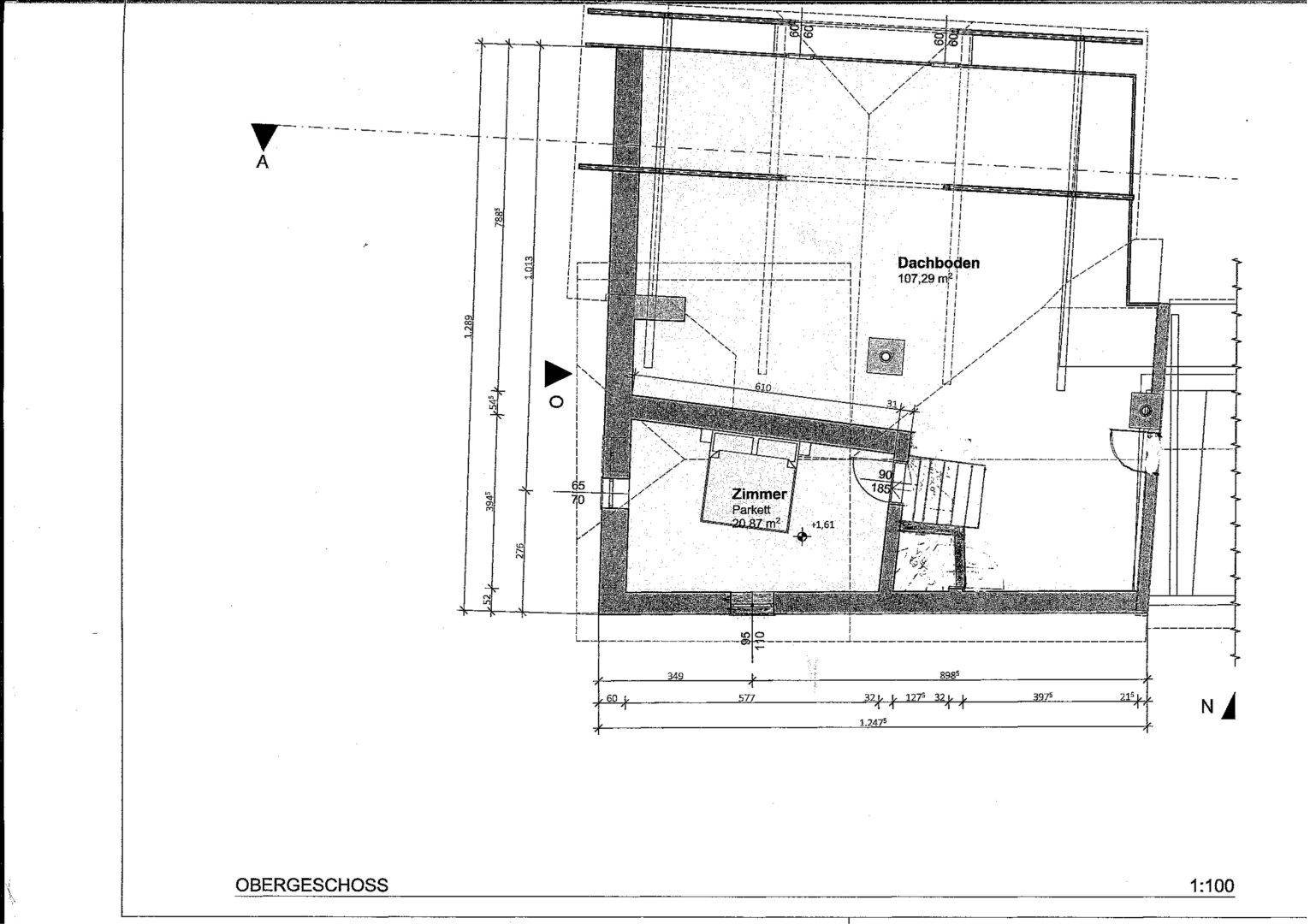 Grundriss des Obergeschosses mit einem Zimmer und großem Dachbodenbereich unter Schrägen.