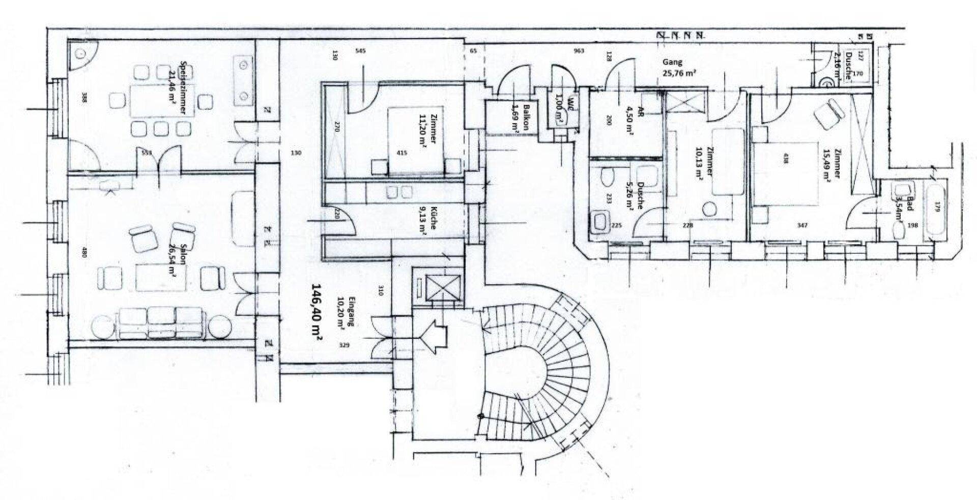 Grundriss einer Wohnung mit mehreren Zimmern, offenem Wohnbereich und Wendeltreppe.