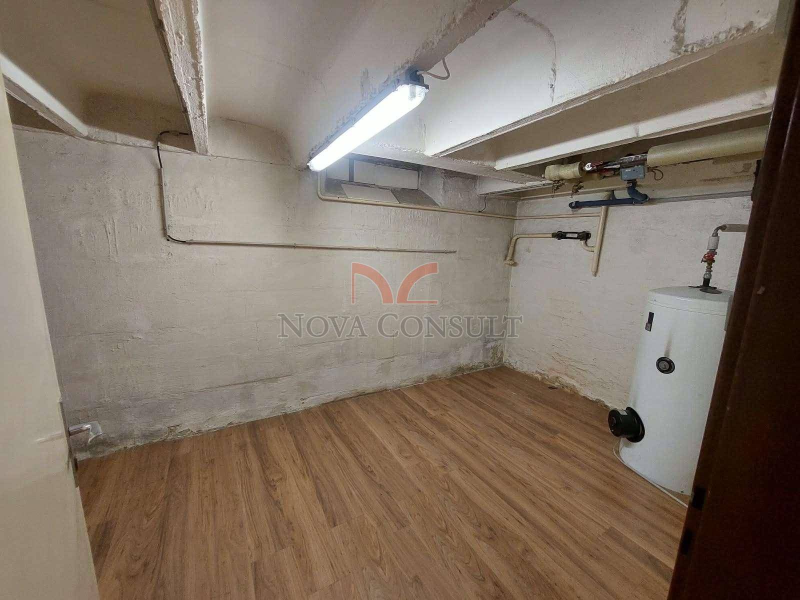 Kellerraum mit Warmwasserboiler und sichtbaren Leitungen, nutzbar als Technikraum.