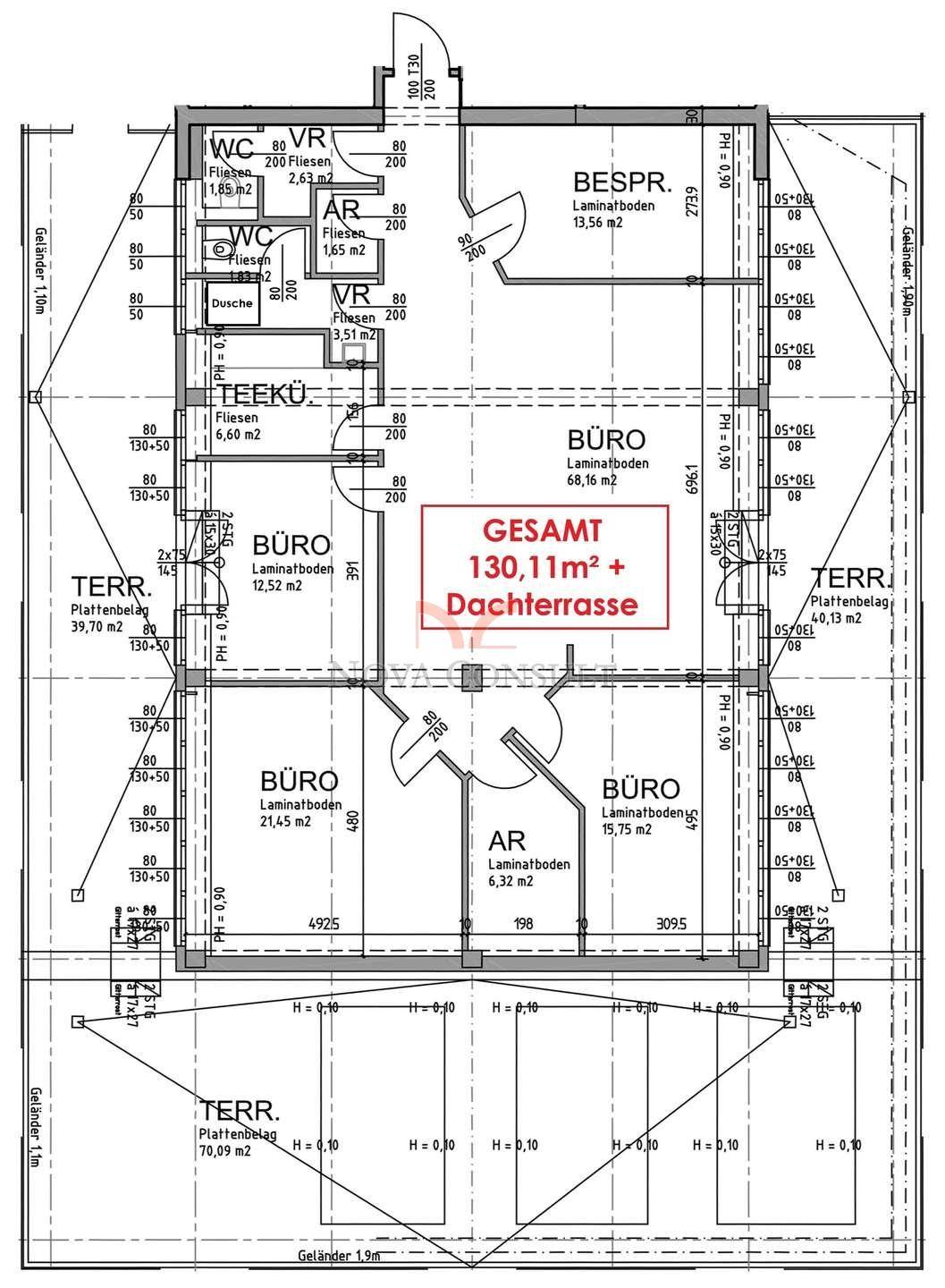 Detaillierter Grundriss mit mehreren Büroräumen, Teeküche, Besprechungsraum und zwei Terrassen.
