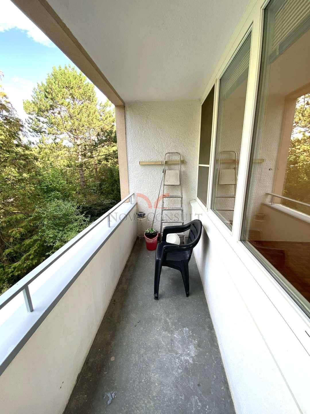 Schmaler Balkon mit Blick ins Grüne, ideal für entspannte Stunden im Freien.