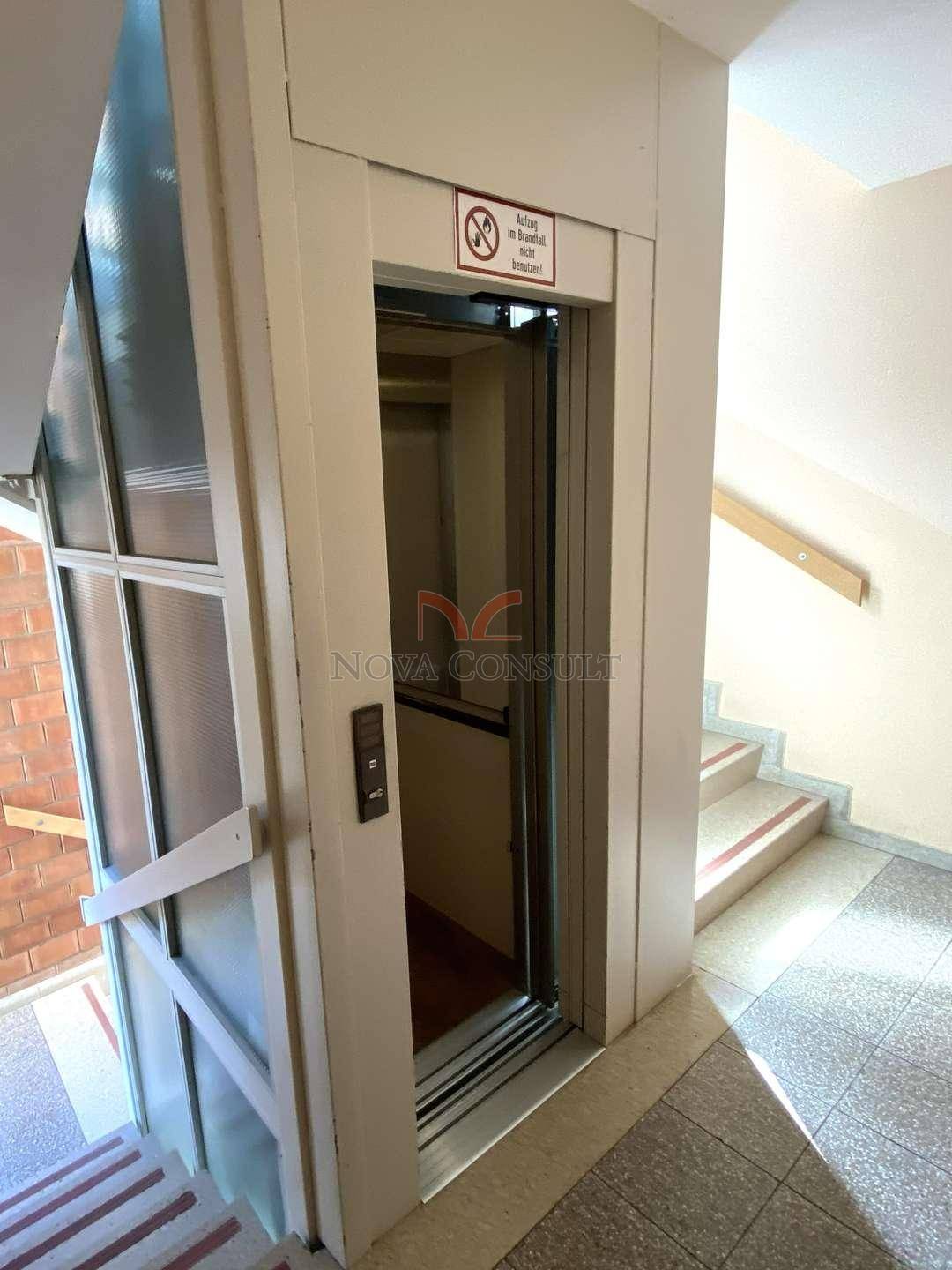 Moderner Aufzug im Treppenhaus des Gebäudes, bietet bequemen Zugang zu allen Etagen.