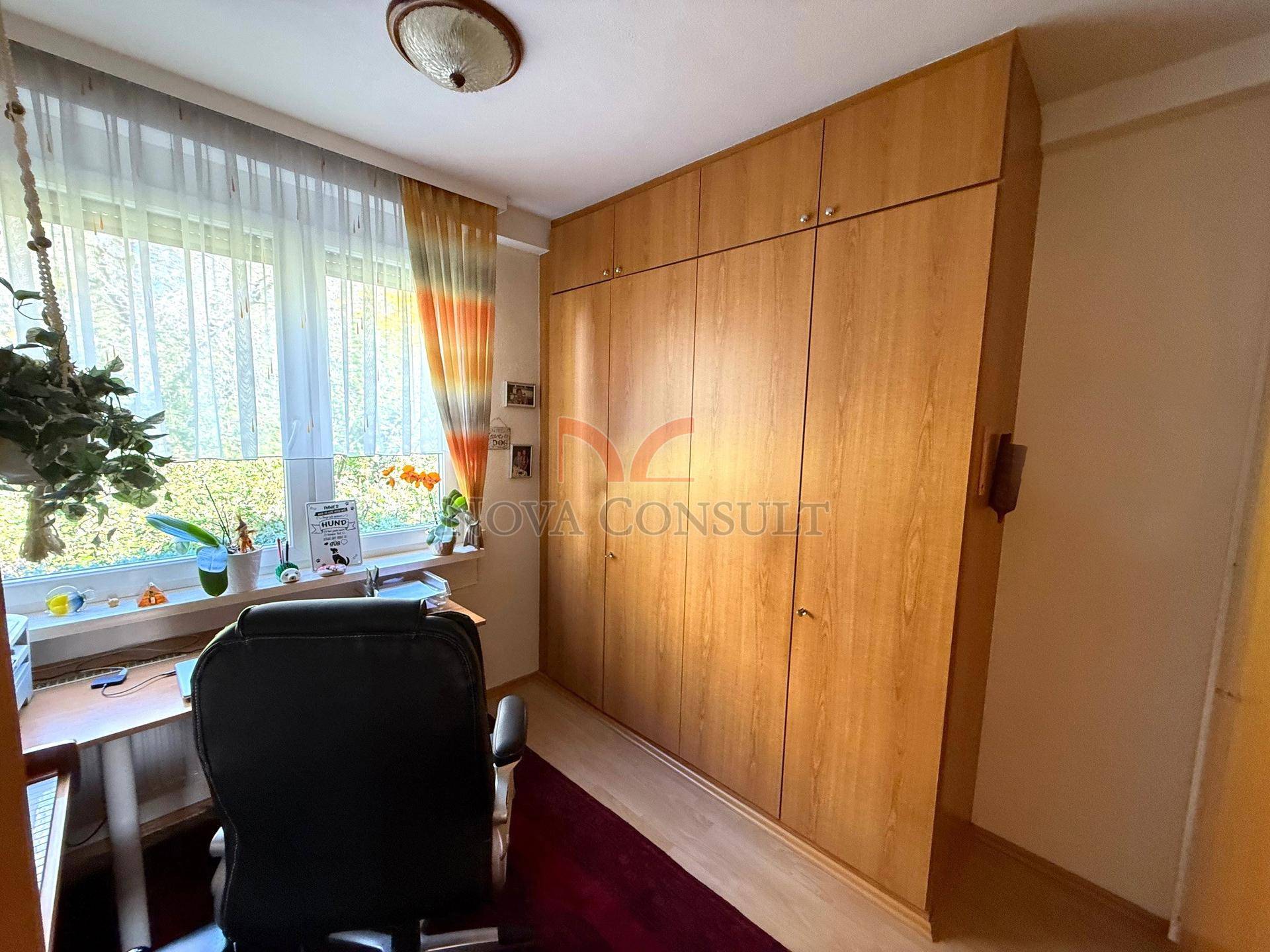 Helles Zimmer mit großem Kleiderschrank, Schreibtisch und Blick ins Grüne.