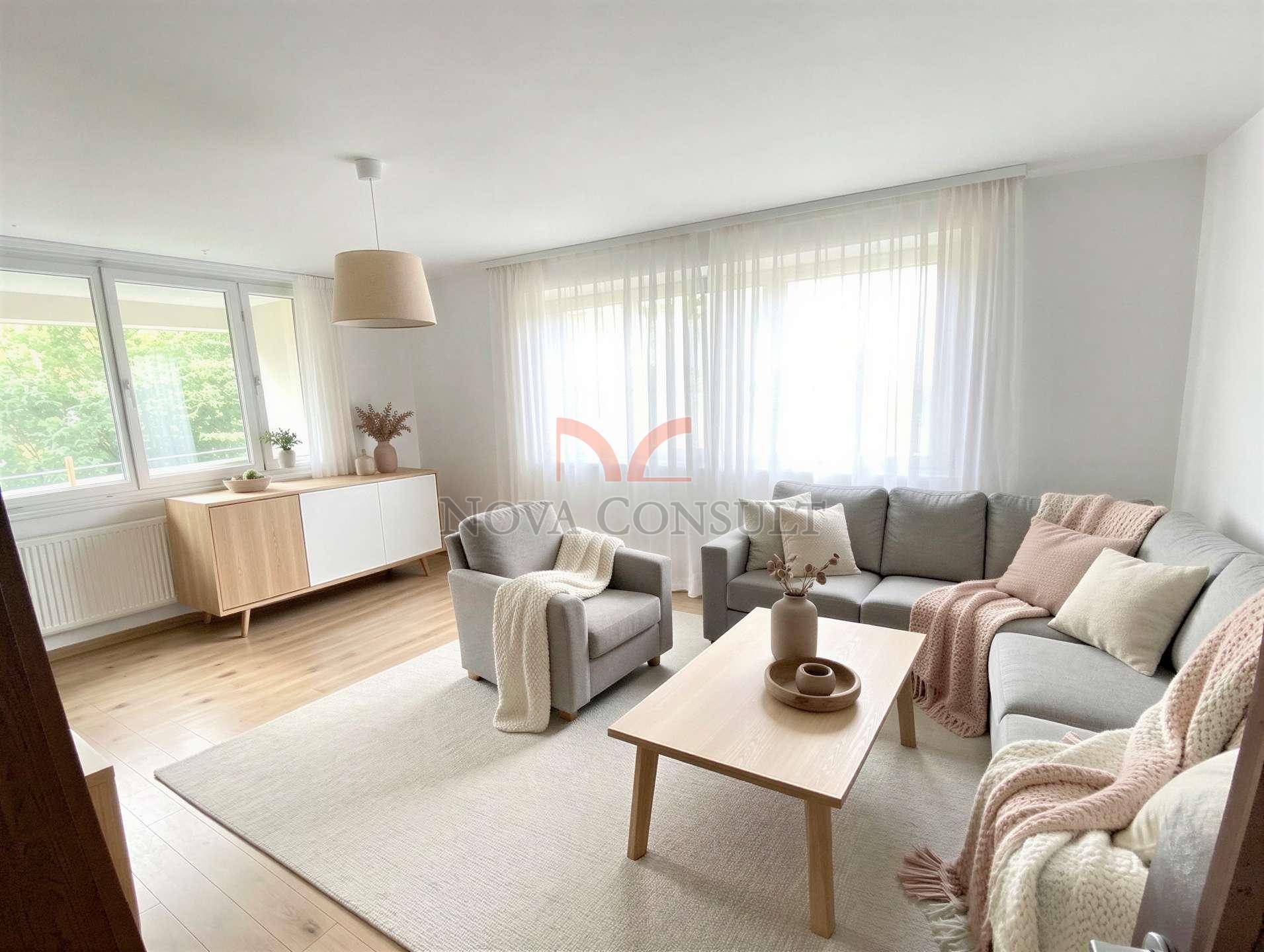Modern eingerichtetes Wohnzimmer mit hellem Holzboden, bequemer Couch und großen Fenstern.
