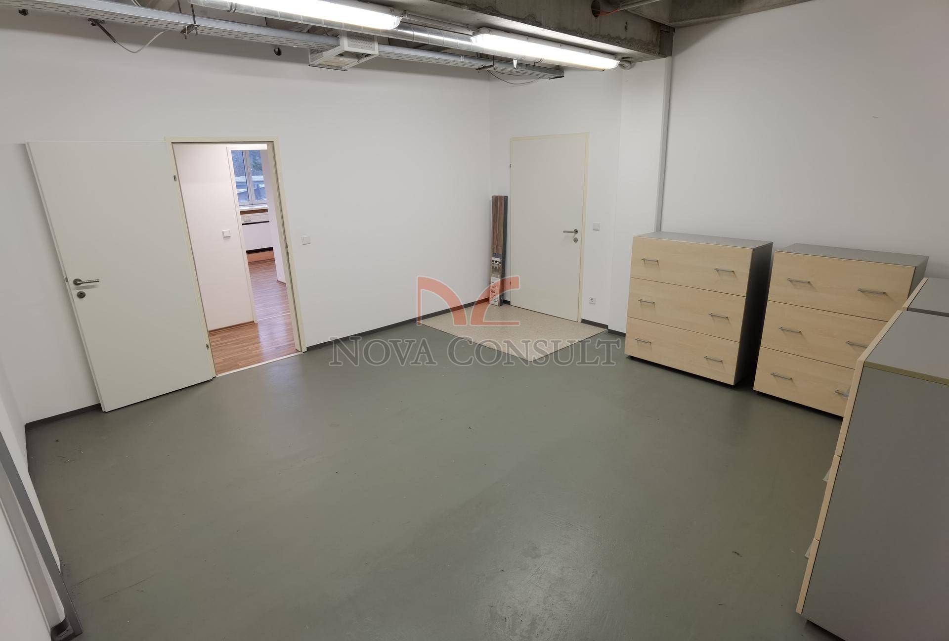 Lagerraum mit grauem Boden und mehreren Kommoden, bereit für die Nutzung.