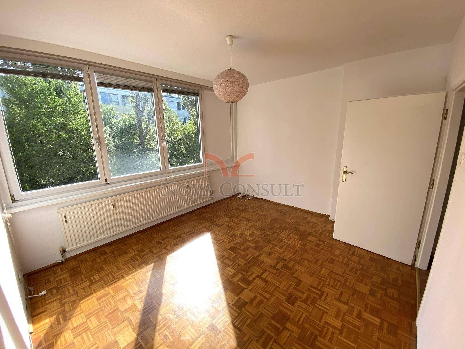 Helles Schlafzimmer mit Parkettboden und weitem Ausblick, ideal für erholsame Nächte.