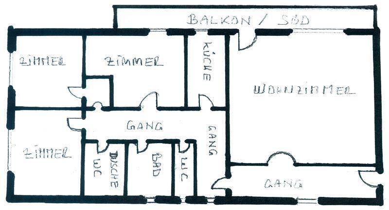Handgezeichneter Grundriss einer Wohnung mit Wohnzimmer, Küche, mehreren Zimmern und Balkon.