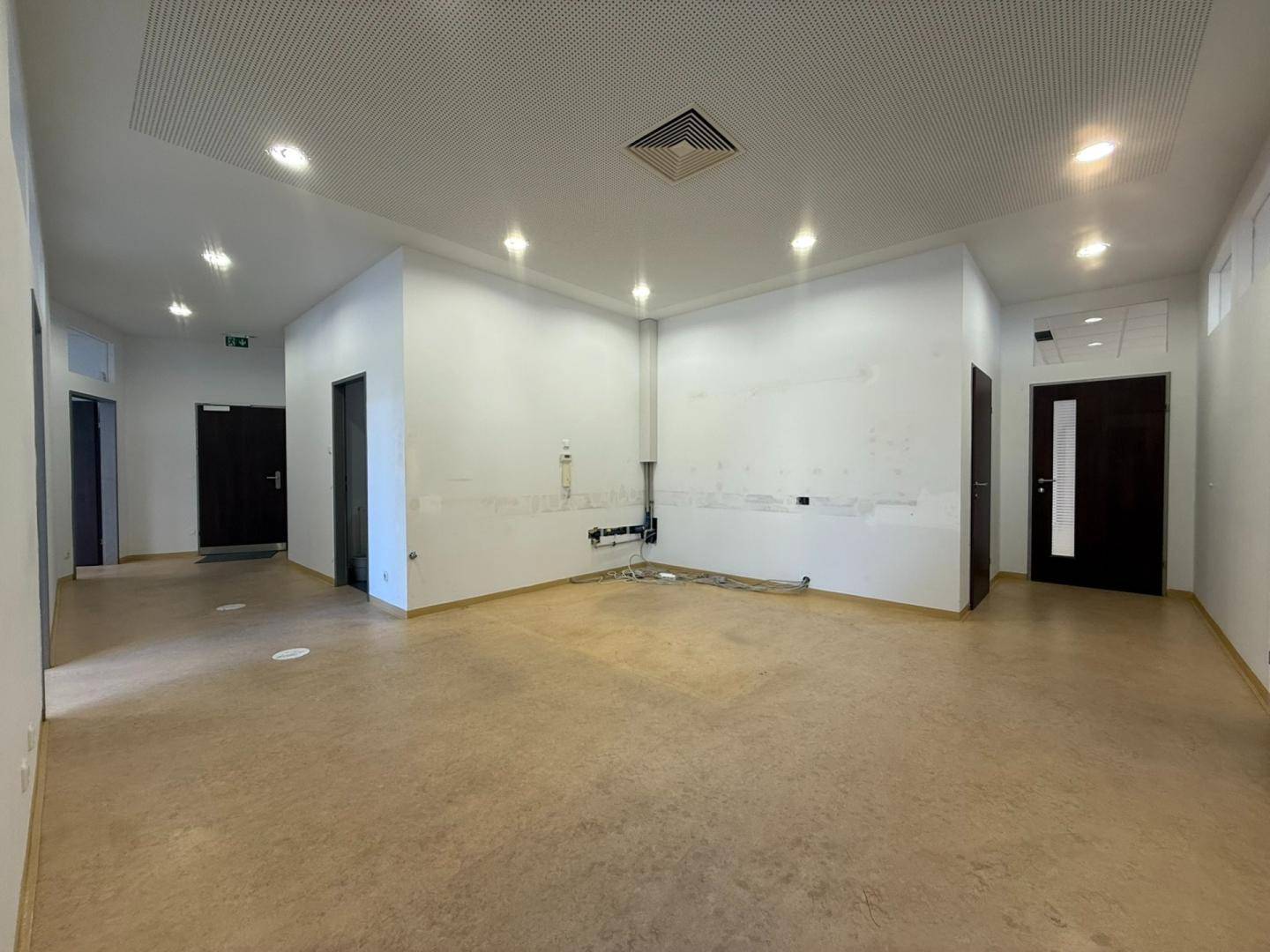 Vielseitige Geschäftsfläche in bester Lage – ideal für Büro, Praxis oder Dienstleistung – pohled 2