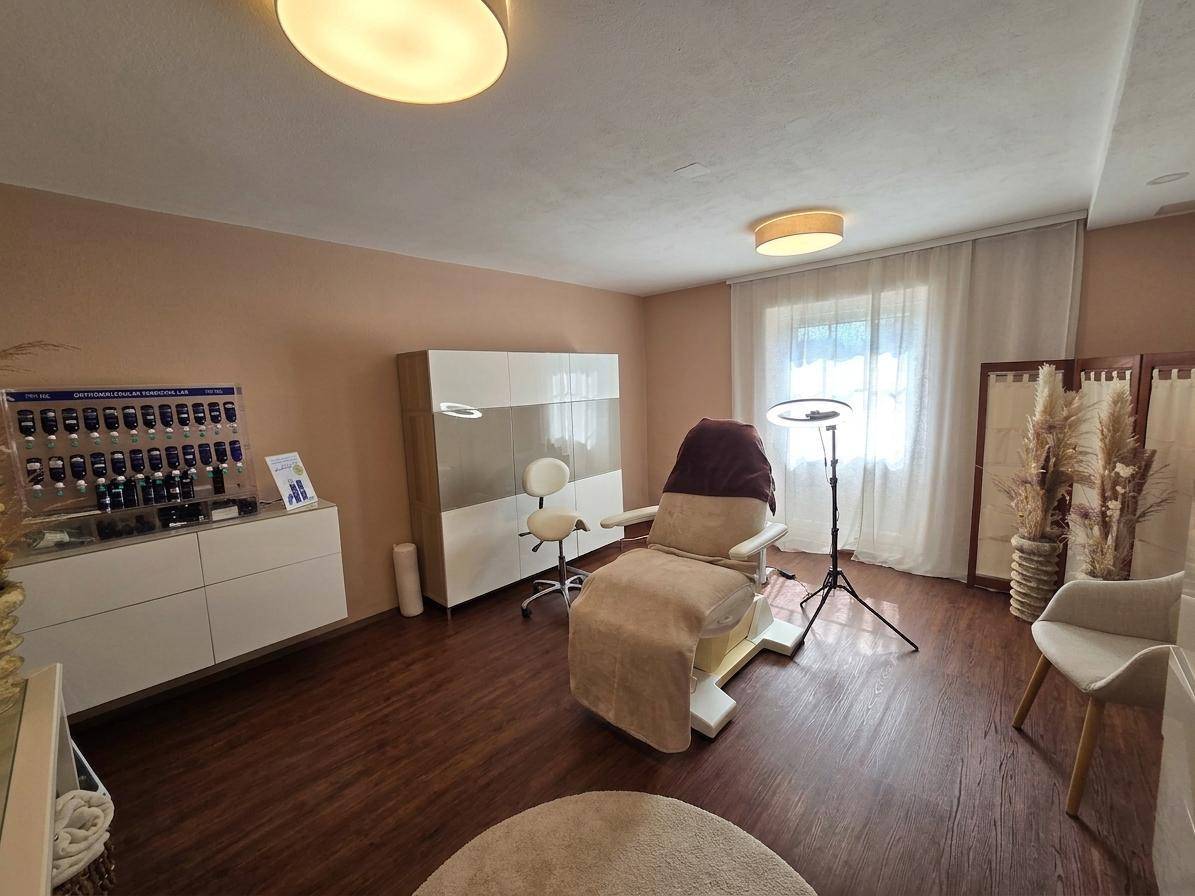 Vielseitig nutzbarer Raum, eingerichtet als Behandlungszimmer oder Büro, mit Fenster.