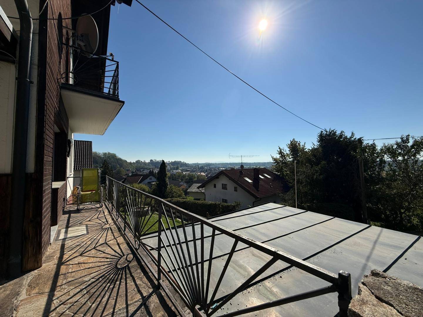 Geräumiger Balkon mit Metallgeländer und weitem Blick über die Landschaft.