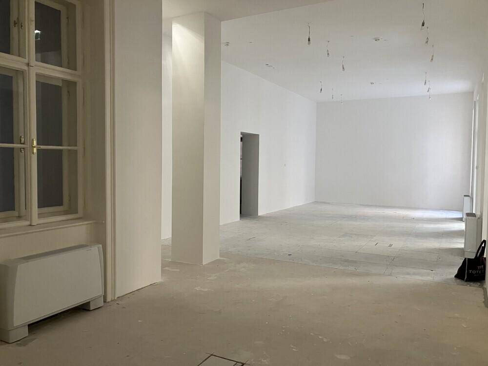 Großer, heller und leerer Raum mit hohen Decken und Säulen, bereit für die individuelle Gestaltung.