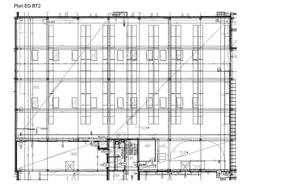 Grundriss des Erdgeschosses mit einer großen, offenen Fläche und zahlreichen Fensteröffnungen.