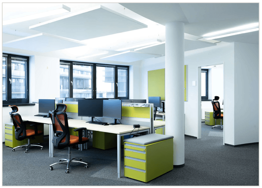 Helles Großraumbüro mit modernen Arbeitsplätzen, ergonomischen Stühlen und schallabsorbierenden Deckenpaneelen.