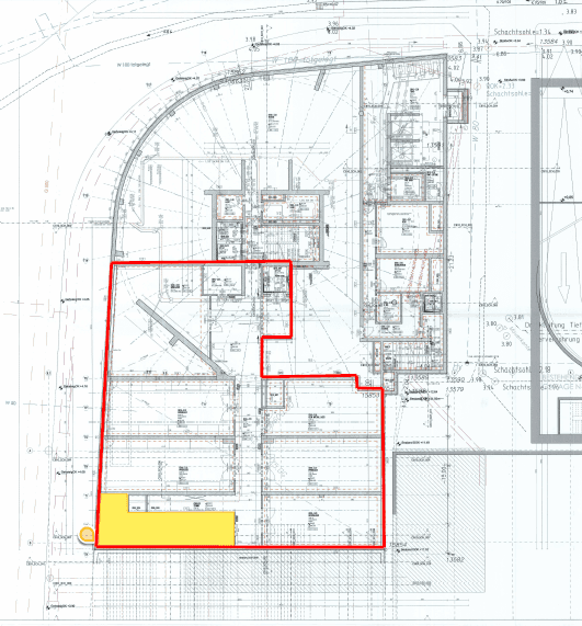 Detailansicht eines architektonischen Grundrisses mit rot umrandetem Bereich und einer gelb hervorgehobenen Fläche.