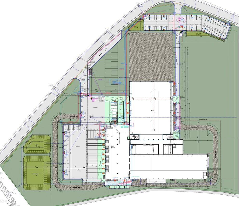Architektonischer Lageplan des Gebäudes mit Parkplätzen und Zufahrtswegen auf dem Gelände.