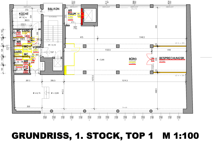 Grundriss des ersten Stocks mit Küche, Büro, Besprechungsraum und Balkon.