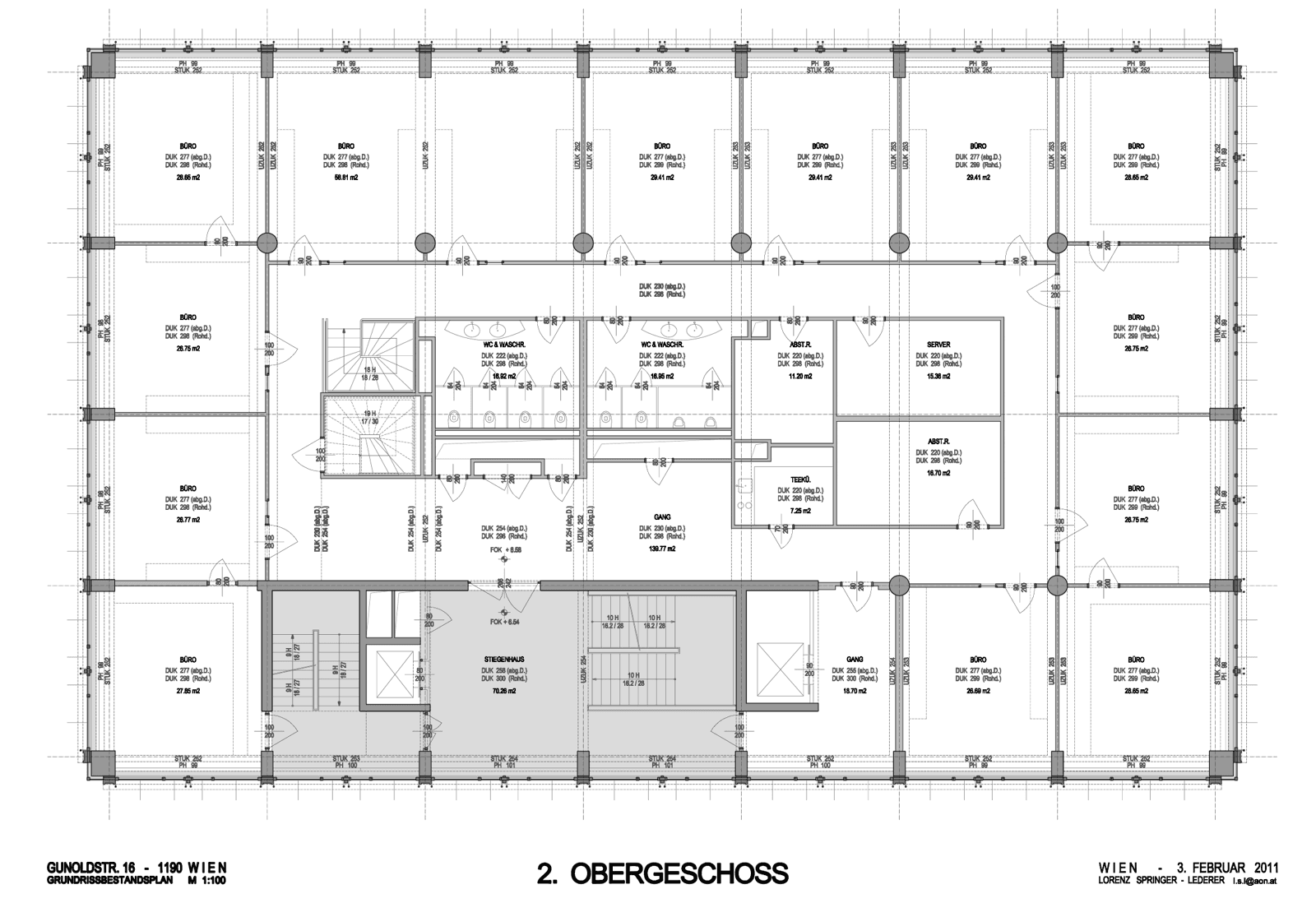 Grundriss des zweiten Obergeschosses mit Büros, Sanitärbereichen und einem Treppenhaus.