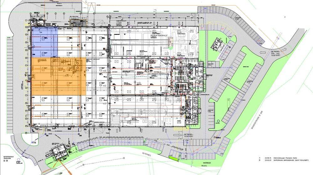 Übersichtsplan eines großen Gewerbekomplexes mit Produktionshallen, Büros und zahlreichen Parkplätzen.
