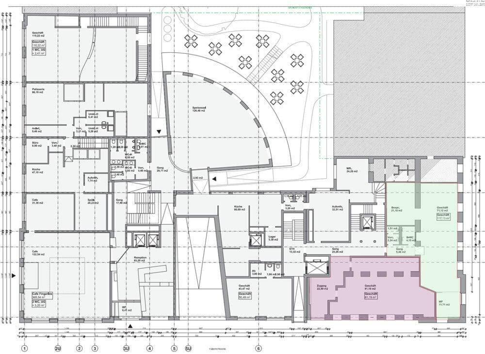 Detaillierter Grundriss mit verschiedenen Räumen, Außenbereich und Treppenhäusern.