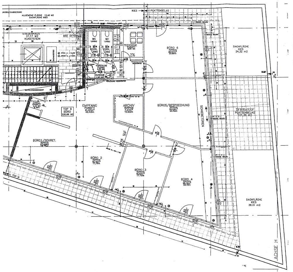 Detaillierter Grundriss mit mehreren Büros, Empfangsbereich, Sanitäranlagen und einer großen Terrasse.