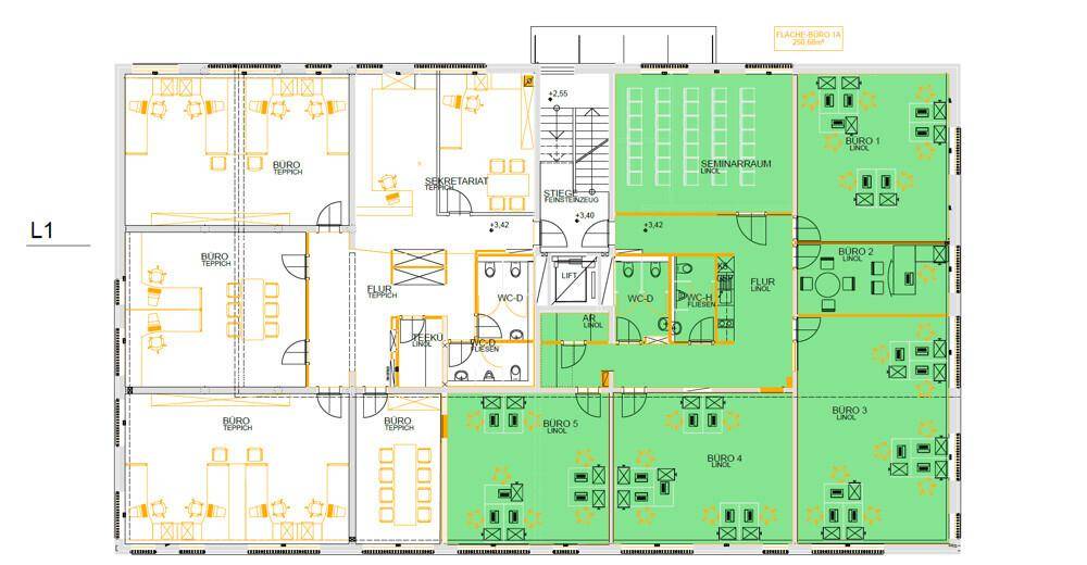 Detaillierter Grundriss einer Etage mit mehreren Büroräumen, Fluren und Sanitäranlagen.