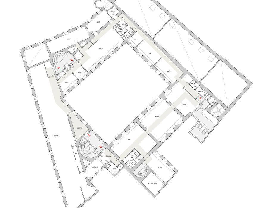 Detaillierter Grundriss eines großen Gebäudes mit mehreren Büroeinheiten und Treppenhäusern.