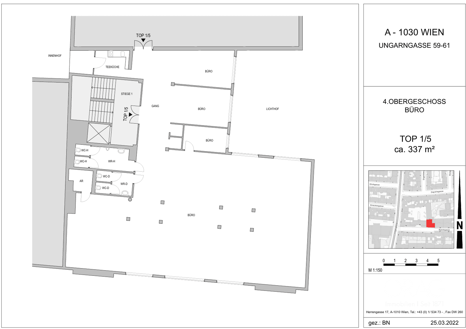 Grundriss des vierten Obergeschosses mit großem offenen Büro, Teeküche, WCs und Lichthof.