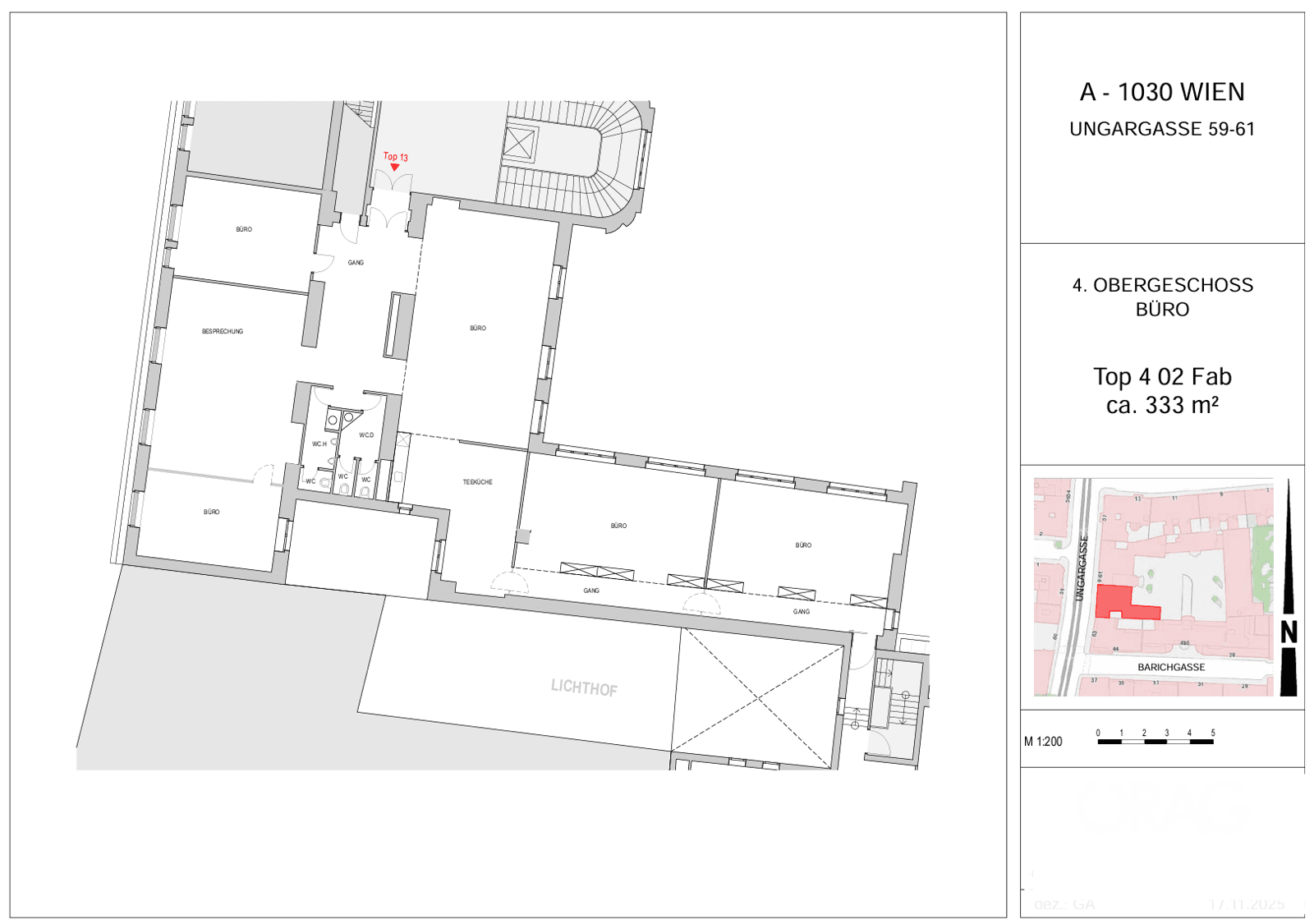 Grundriss des vierten Obergeschosses mit Büros, Besprechungsraum, WCs und Blick auf einen Lichthof.