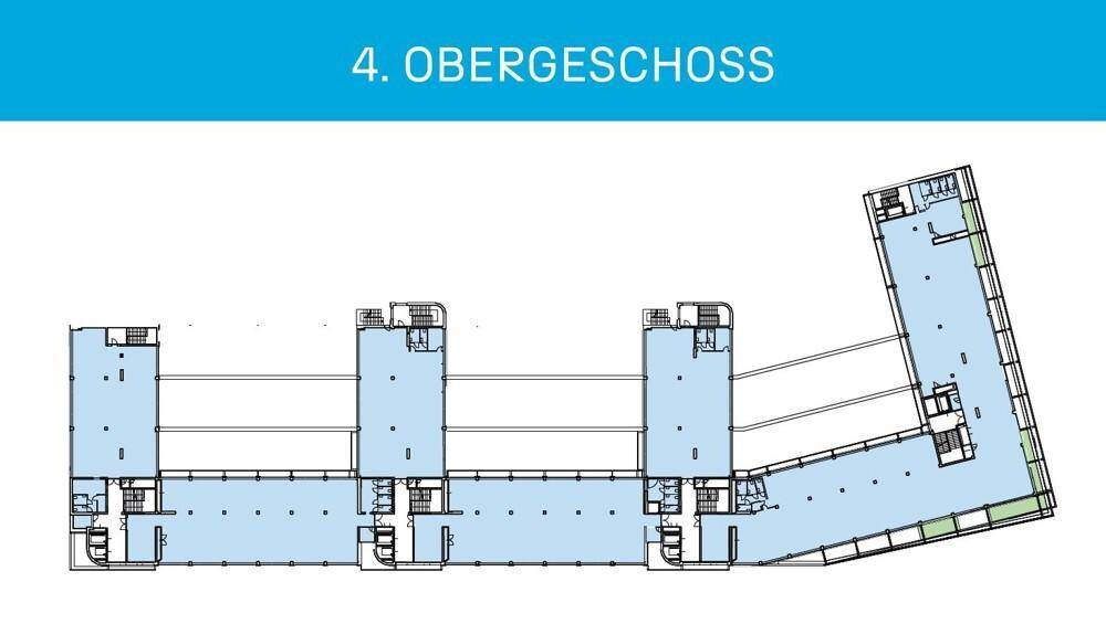 Grundriss des vierten Obergeschosses mit einer weitläufigen, L-förmigen Anordnung und integrierten Freiflächen.