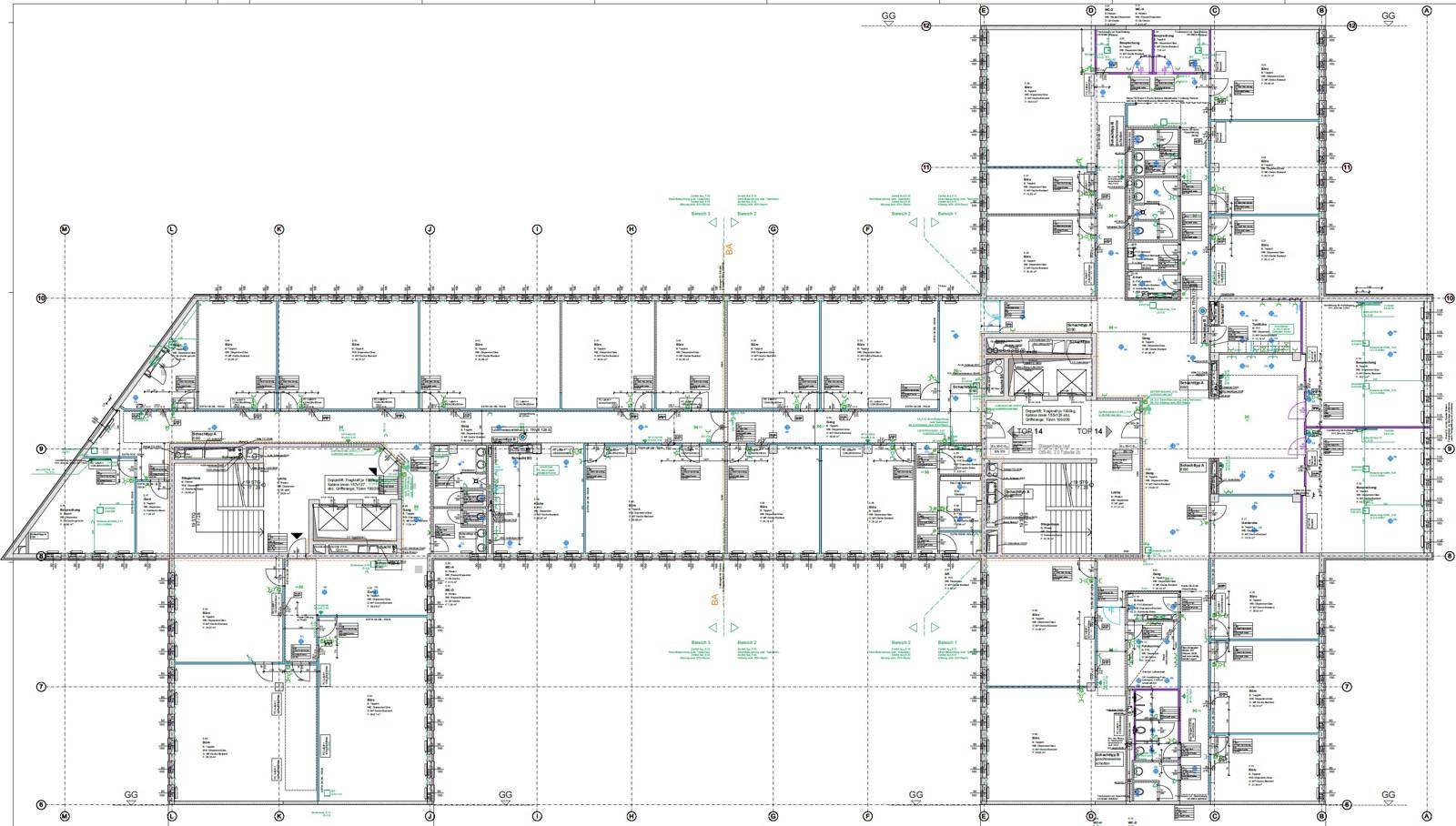Detaillierter Grundriss eines Gebäudegeschosses mit zahlreichen Räumen und technischen Details.