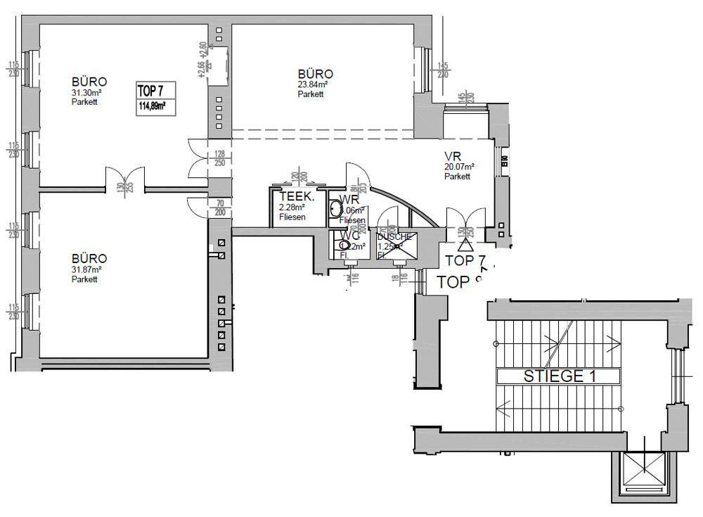 Grundrissplan einer weiteren Etage mit Büros, Teeküche, Waschraum und Treppenhaus.