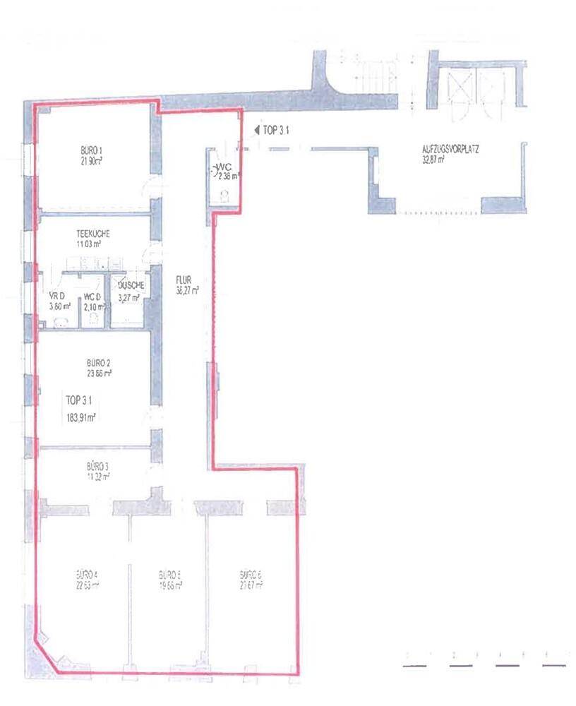 Detaillierter Grundriss einer Etage mit mehreren Büros, Teeküche und Aufzugsvorplatz, übersichtlich dargestellt.