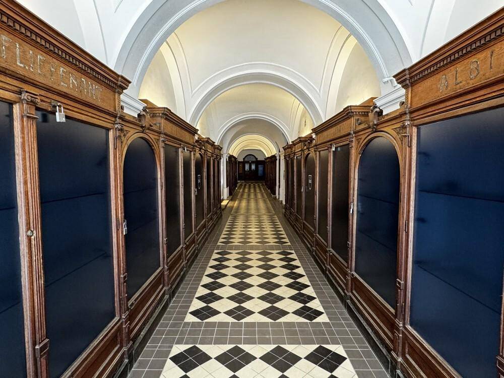 Perspektivischer Blick durch den langen Flur mit gewölbter Decke und traditionellem Fliesenboden.