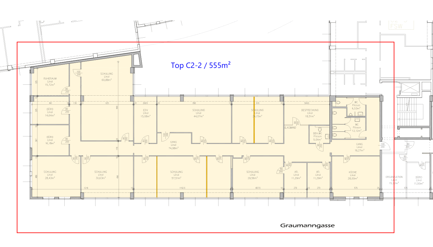 Übersichtlicher Grundriss eines großen Bürokomplexes mit mehreren Schulungsräumen, Besprechungszimmern und Gängen.