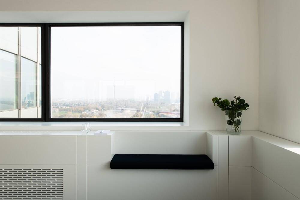 Gemütliche Fenstersitzbank mit Blick auf die Stadt, ideal für eine kurze Pause.