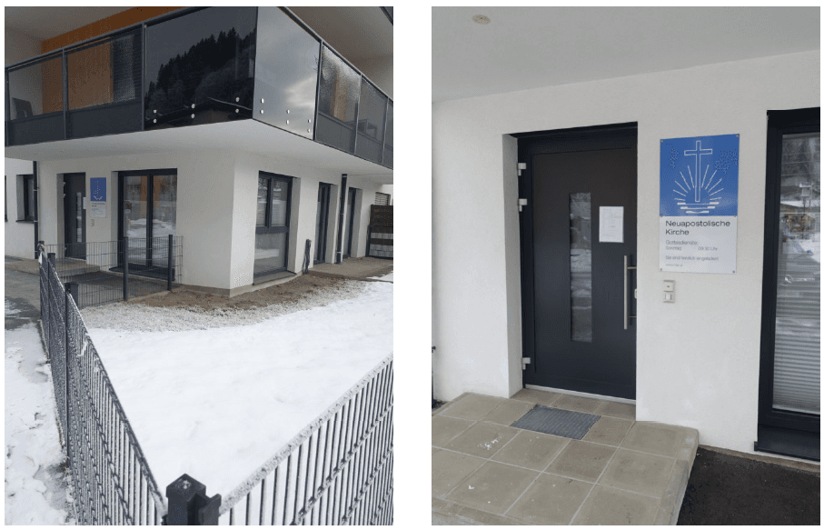 Eingangsbereich eines modernen Gebäudes mit Beschilderung und einer kleinen Schneefläche.